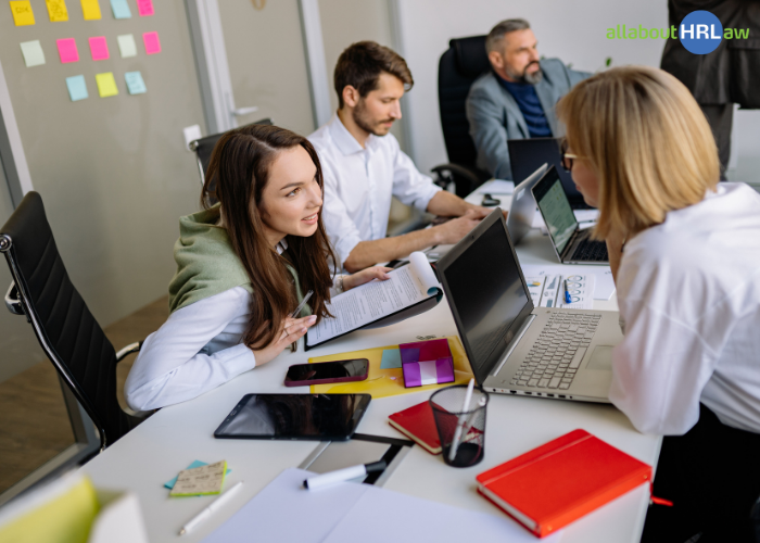 Homeoffice Produktivität durch gezielte Zusammenarbeit und persönlichen Austausch im Büro