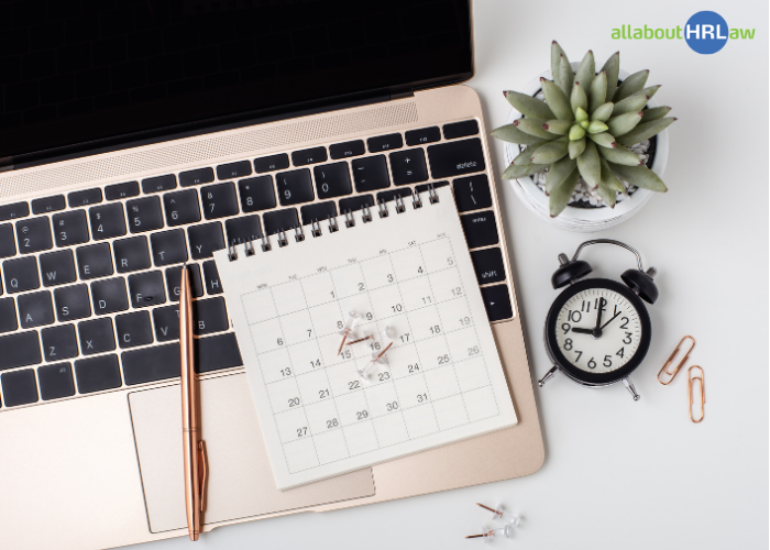 Kalender, Laptop und Uhr veranschaulichen die monatsgenaue Planung der Personalkosten 2027 und den Einfluss von Neueinstellungen und Austritten.