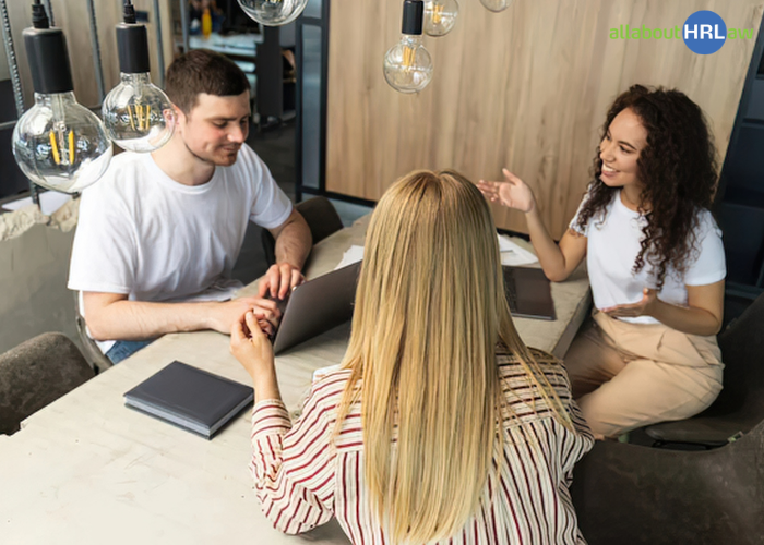 Ein Team bei der gemeinsamen Arbeit – eine gute Unternehmenskultur orientiert sich an den Menschen und daran, was zum Unternehmen passt.